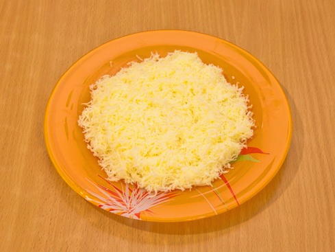 Салат с курицей, сыром, яблоком и грецкими орехами