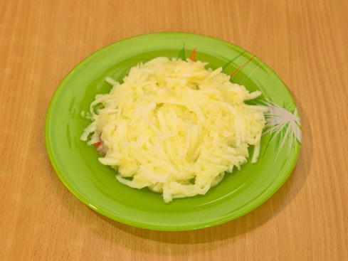 Салат с курицей, сыром, яблоком и грецкими орехами