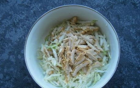 Салат с курицей, сыром, грецким орехом и чесноком