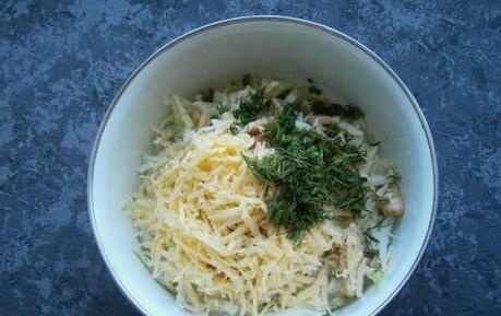 Салат с курицей, сыром, грецким орехом и чесноком