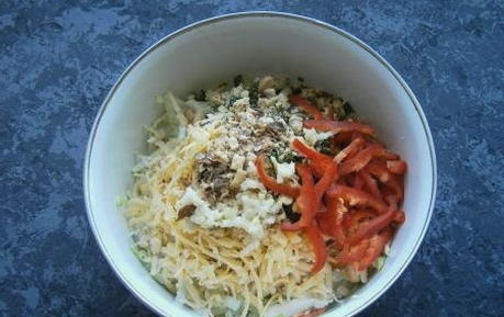 Салат с курицей, сыром, грецким орехом и чесноком