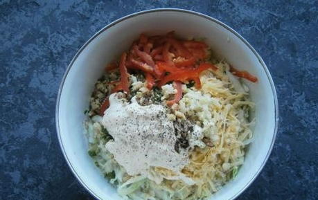 Салат с курицей, сыром, грецким орехом и чесноком