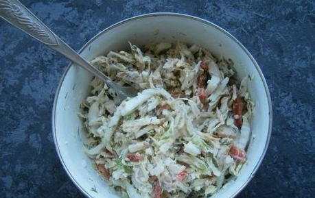 Салат с курицей, сыром, грецким орехом и чесноком