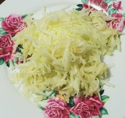 Салат с курицей, сыром, морковью и яблоком Салат с курицей, сыром, морковью и яблоком