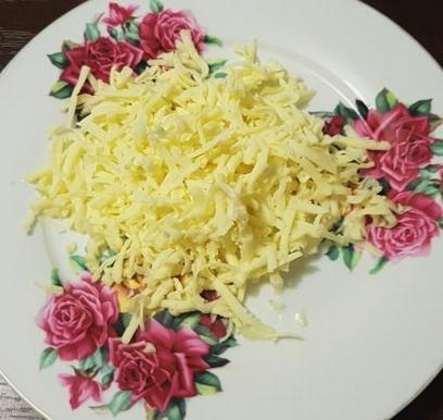 Салат с курицей, сыром, морковью и яблоком Салат с курицей, сыром, морковью и яблоком