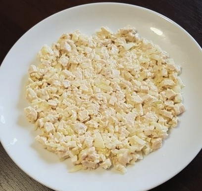 Салат с курицей, сыром, морковью и яблоком Салат с курицей, сыром, морковью и яблоком