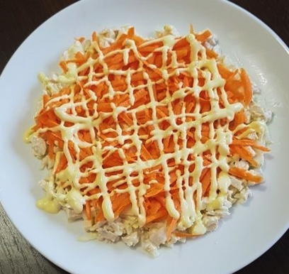Салат с курицей, сыром, морковью и яблоком Салат с курицей, сыром, морковью и яблоком