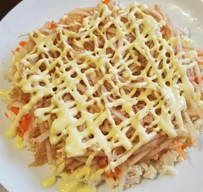 Салат с курицей, сыром, морковью и яблоком Салат с курицей, сыром, морковью и яблоком