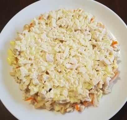 Салат с курицей, сыром, морковью и яблоком Салат с курицей, сыром, морковью и яблоком