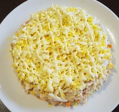 Салат с курицей, сыром, морковью и яблоком Салат с курицей, сыром, морковью и яблоком