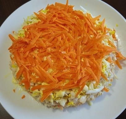 Салат с курицей, сыром, морковью и яблоком Салат с курицей, сыром, морковью и яблоком