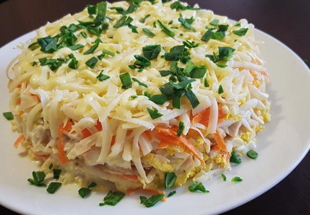 Салат с курицей, сыром, морковью и яблоком Салат с курицей, сыром, морковью и яблоком