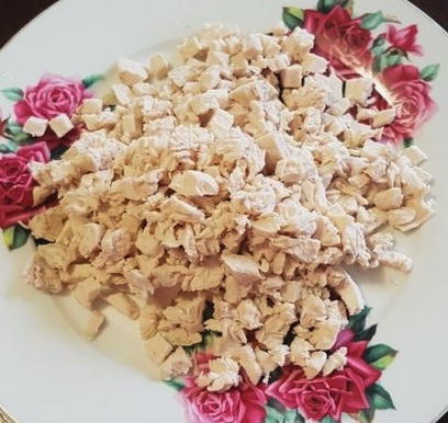 Салат с курицей, сыром, морковью и яблоком Салат с курицей, сыром, морковью и яблоком