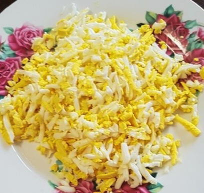 Салат с курицей, сыром, морковью и яблоком Салат с курицей, сыром, морковью и яблоком