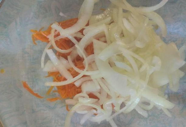 Салат с курицей, сыром и корейской морковью Салат с курицей, сыром и корейской морковью