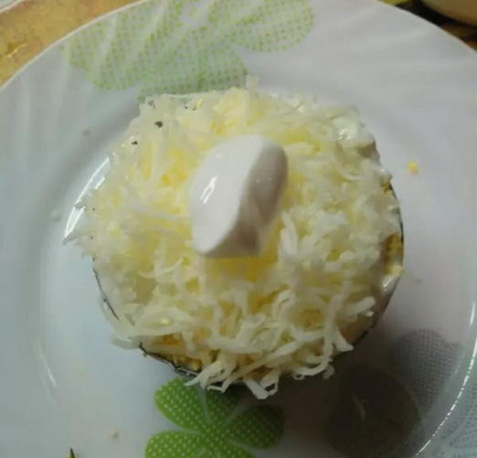 Салат с курицей, сыром, огурцом и сухариками