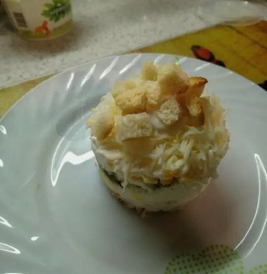 Салат с курицей, сыром, огурцом и сухариками
