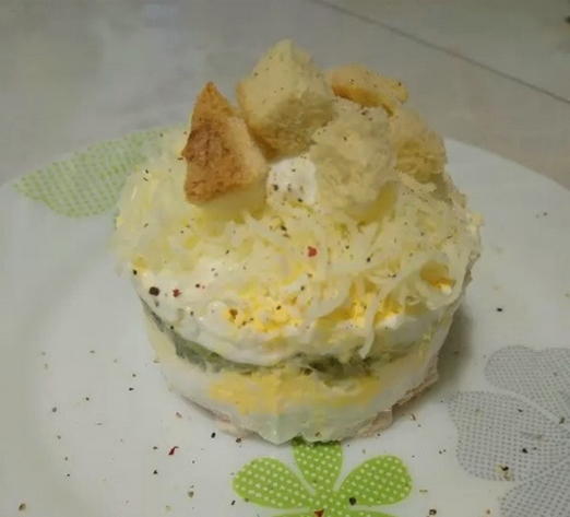Салат с курицей, сыром, огурцом и сухариками