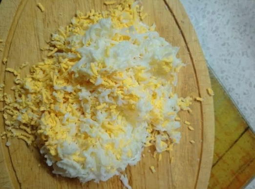 Салат с курицей, сыром, огурцом и сухариками