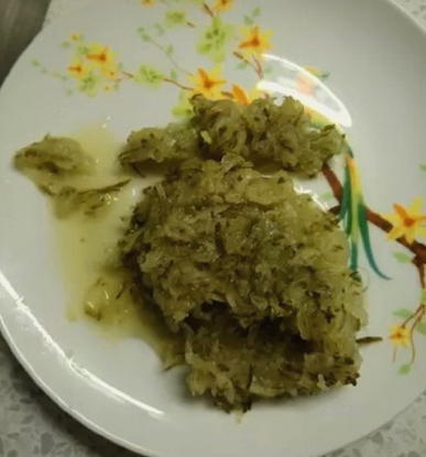 Салат с курицей, сыром, огурцом и сухариками