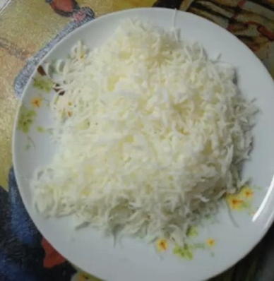 Салат с курицей, сыром, огурцом и сухариками
