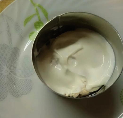 Салат с курицей, сыром, огурцом и сухариками