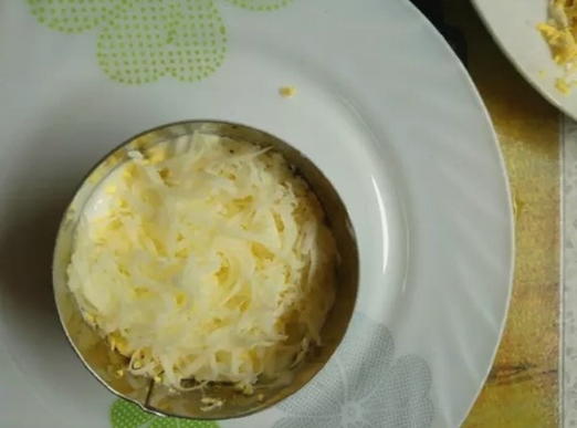 Салат с курицей, сыром, огурцом и сухариками