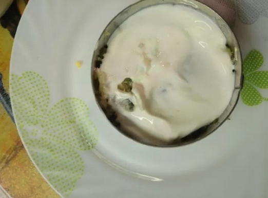Салат с курицей, сыром, огурцом и сухариками