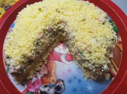 Салат с курицей, сыром, огурцом и ветчиной Салат с курицей, сыром, огурцом и ветчиной