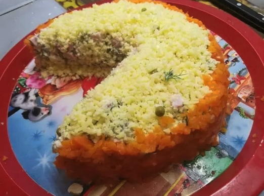 Салат с курицей, сыром, огурцом и ветчиной Салат с курицей, сыром, огурцом и ветчиной