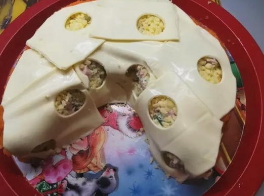 Салат с курицей, сыром, огурцом и ветчиной Салат с курицей, сыром, огурцом и ветчиной