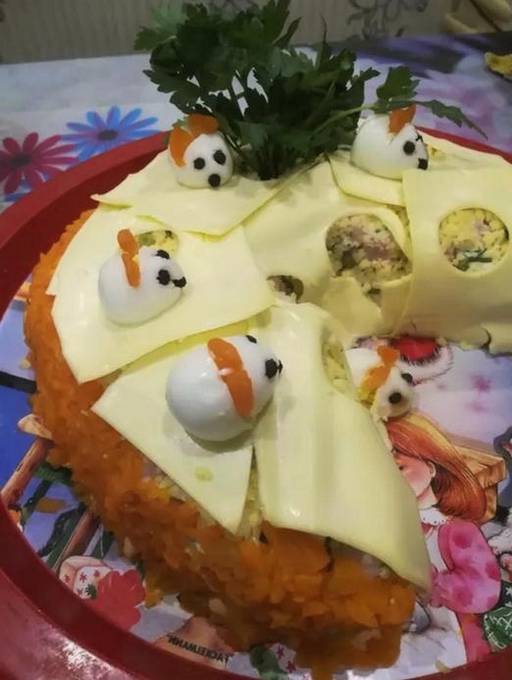Салат с курицей, сыром, огурцом и ветчиной Салат с курицей, сыром, огурцом и ветчиной