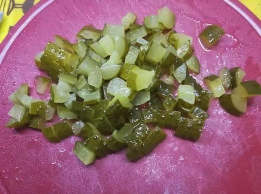 Салат с курицей, сыром, огурцом и ветчиной Салат с курицей, сыром, огурцом и ветчиной