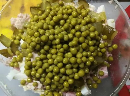 Салат с курицей, сыром, огурцом и ветчиной Салат с курицей, сыром, огурцом и ветчиной
