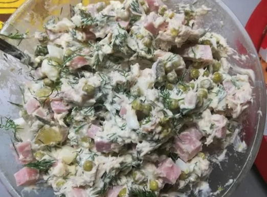 Салат с курицей, сыром, огурцом и ветчиной Салат с курицей, сыром, огурцом и ветчиной