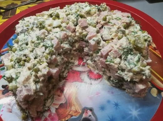 Салат с курицей, сыром, огурцом и ветчиной Салат с курицей, сыром, огурцом и ветчиной