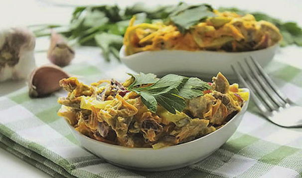 Салат «Обжорка» с говядиной и солеными огурцами