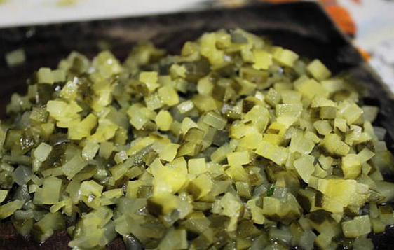Салат «Обжорка» с говядиной и солеными огурцами Салат «Обжорка» с говядиной и солеными огурцами