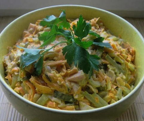 Салат «Обжорка» с колбасой и сухариками Салат «Обжорка» с колбасой и сухариками