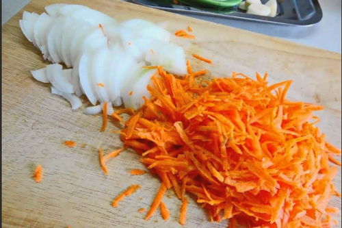 Салат «Обжорка» с колбасой и сухариками Салат «Обжорка» с колбасой и сухариками