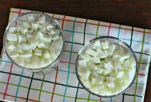 Салат с копченой курицей, черносливом, грецкими орехами и огурцом