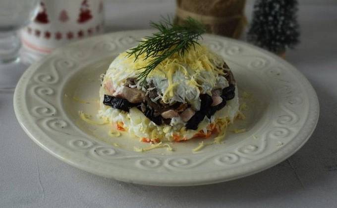 Салат с копченой курицей, грибами и черносливом