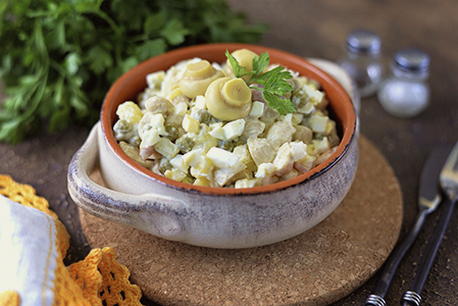 Салат с копченой курицей и маринованными шампиньонами