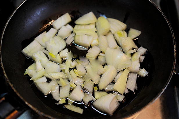 Салат с курицей, грибами, грецким орехом и яйцом