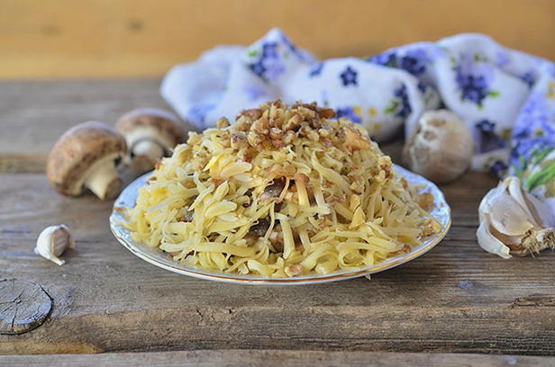 Салат с курицей, грибами, грецким орехом и яйцом