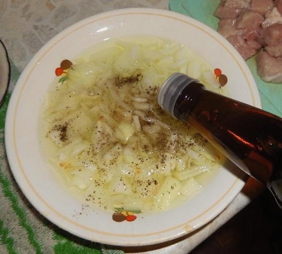 Салат с курицей, сыром, яйцом и чесноком Салат с курицей, сыром, яйцом и чесноком