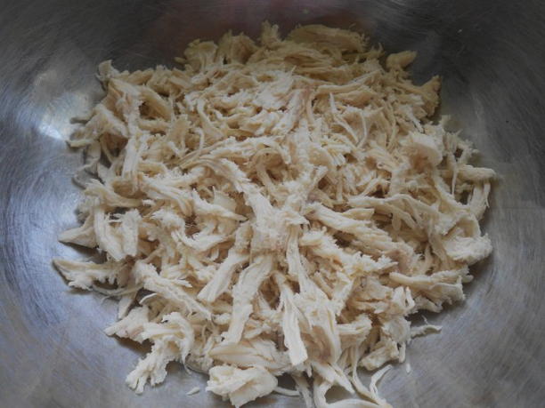 Салат с курицей, сыром, яйцом и морковью