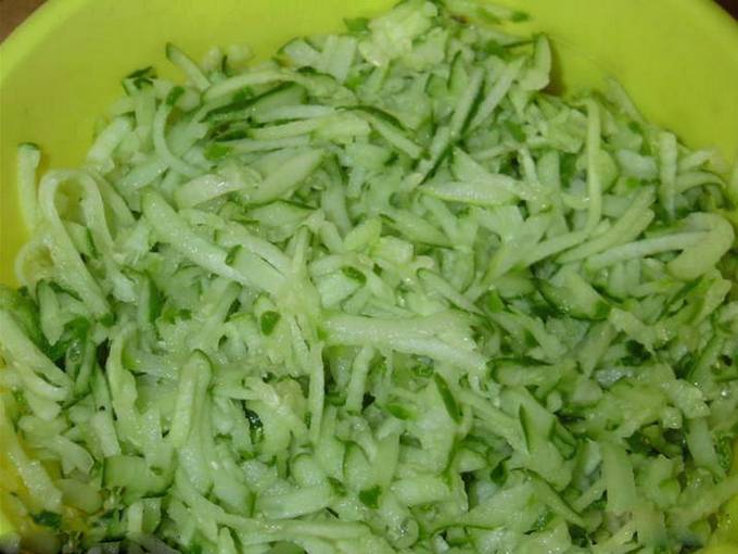 Салат с курицей, сыром, яйцом и морковью