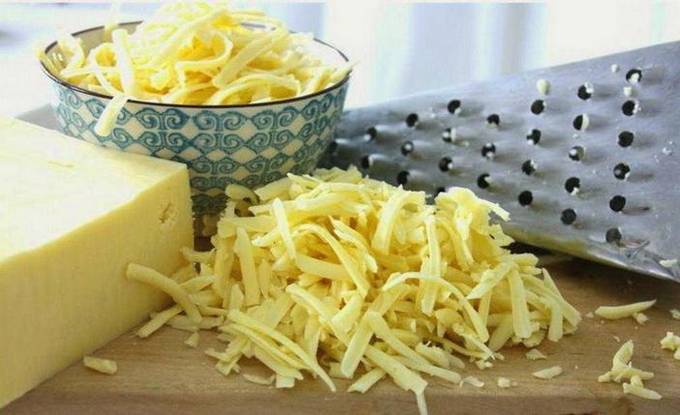 Салат с курицей, сыром, яйцом и морковью