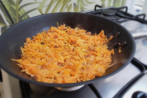 Салат с курицей, сыром, яйцом и шампиньонами